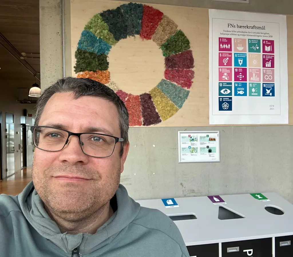 Mann inne i skolemiljø