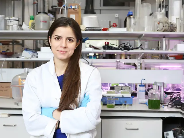 Ung kvinne i lab med labfrakk