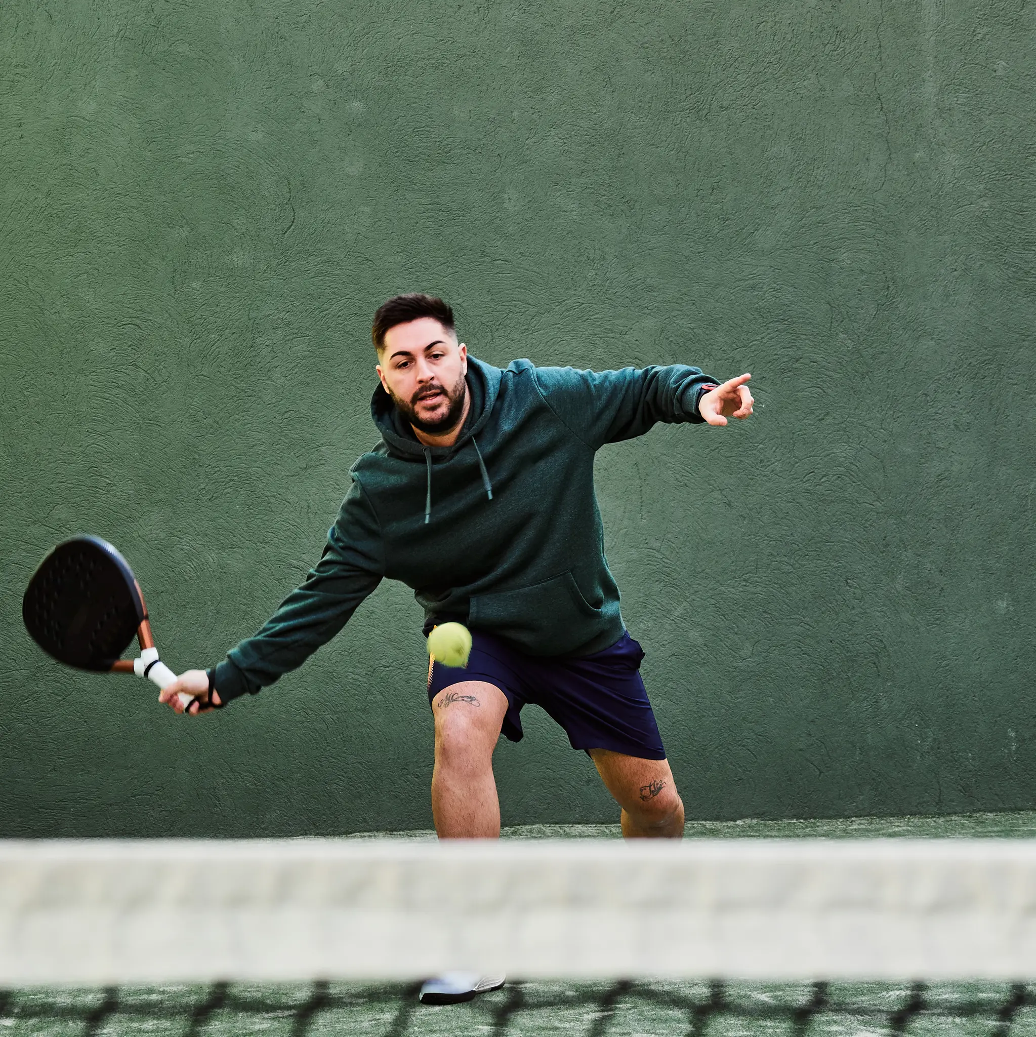 Gutt som spiller padel