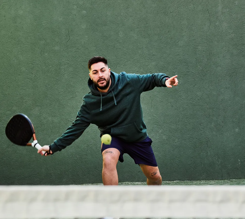 Gutt som spiller padel