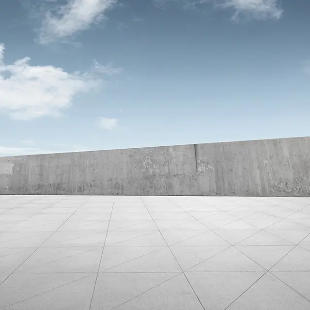 Betonggulv med blå himmel i bakgrunnen