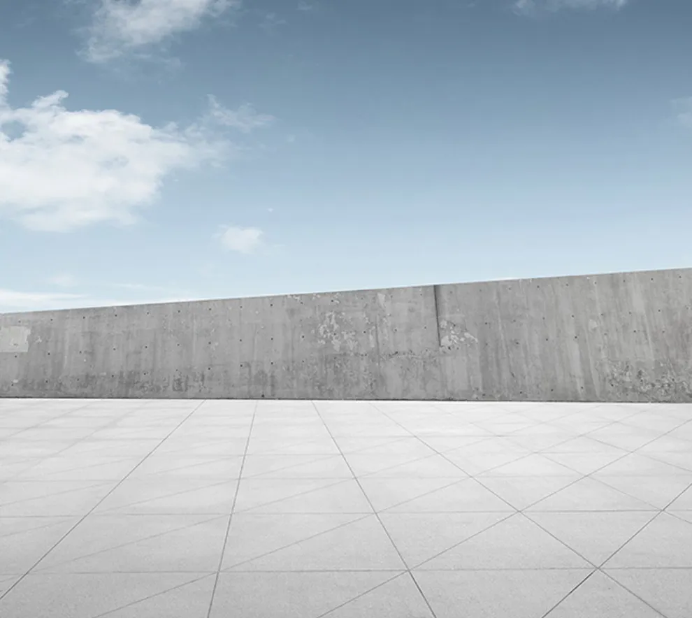 Betonggulv med blå himmel i bakgrunnen