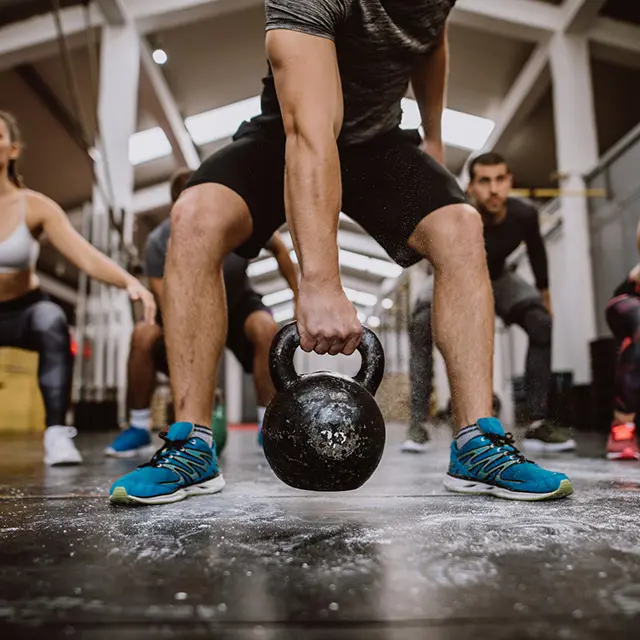 Person som holder en kettlebell