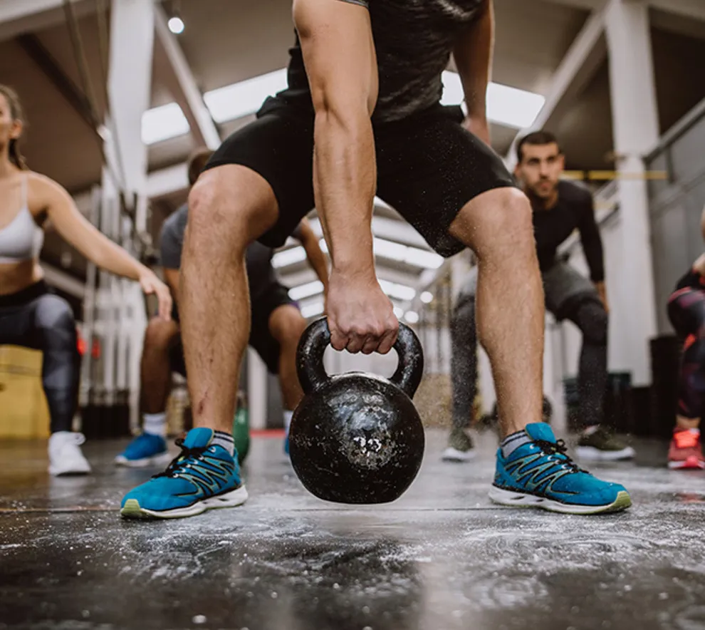 Person som holder en kettlebell