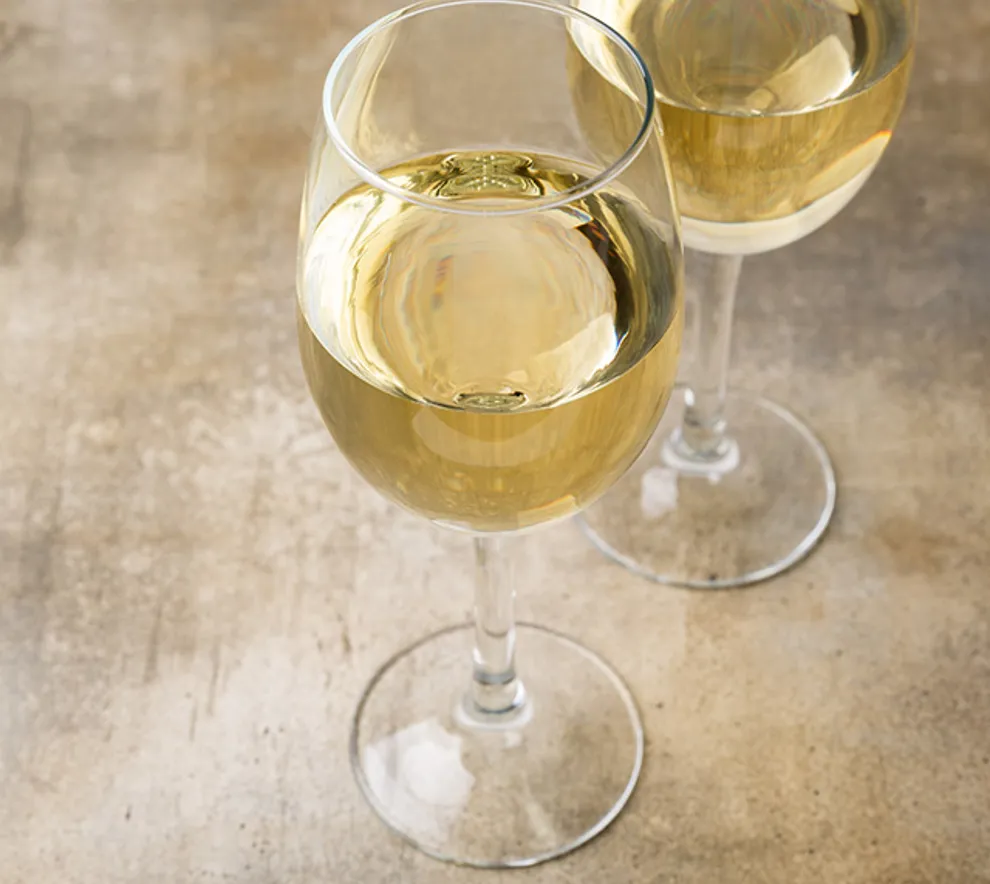 To glass med hvitvin