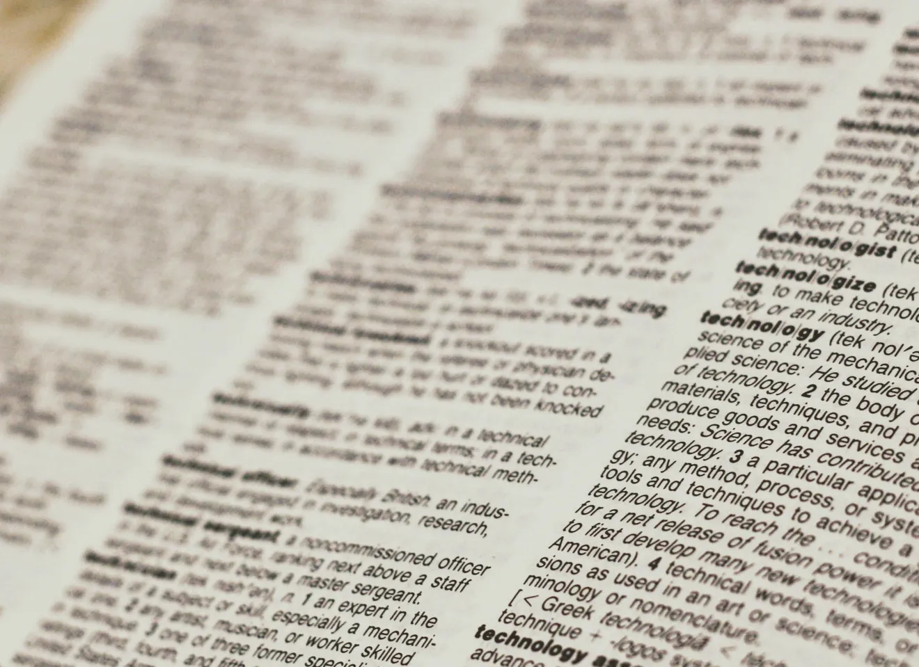Nærbilde av en ordbok med ordet "Technology" i fokus