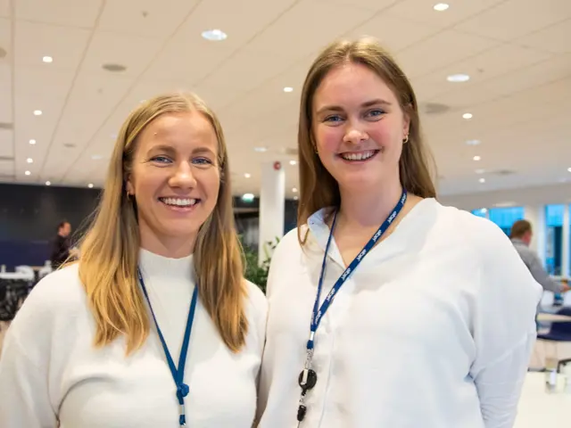 Halvnært bilde av Martine Sol Skogen Brataas og Gudrun Glende som smiler. Begge har hvit genser. 