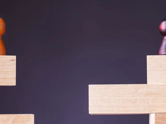 Illustrasjonsbilde av to Ludo figurer som prøver å klatrer over Jenga trebrikker