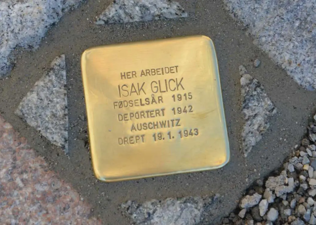 Gulstein i bakken