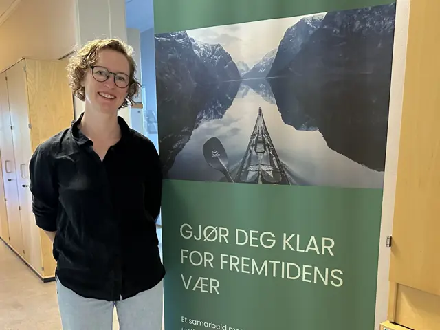 Kvinner ved plakat om klima