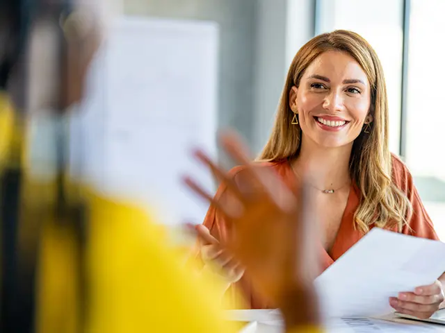 kvinne i møte med en annen