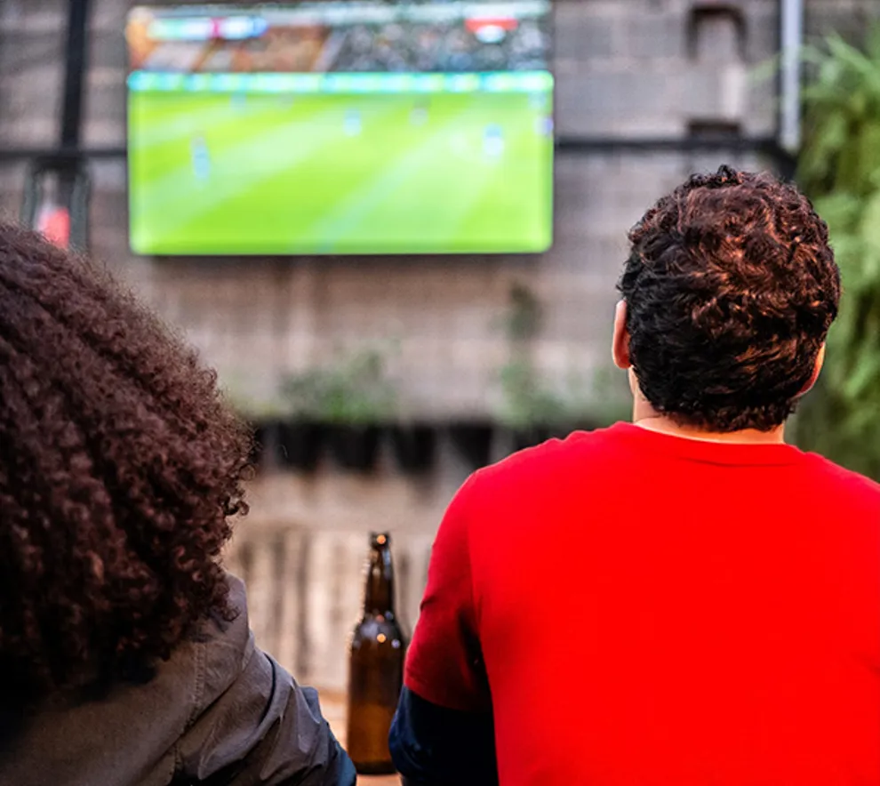 To venner som ser fotball