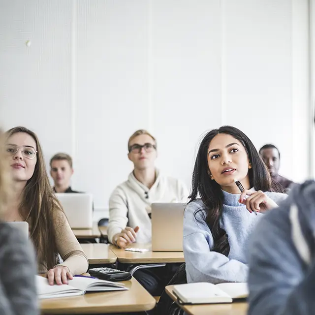 Studenter som følger med i forelesningen