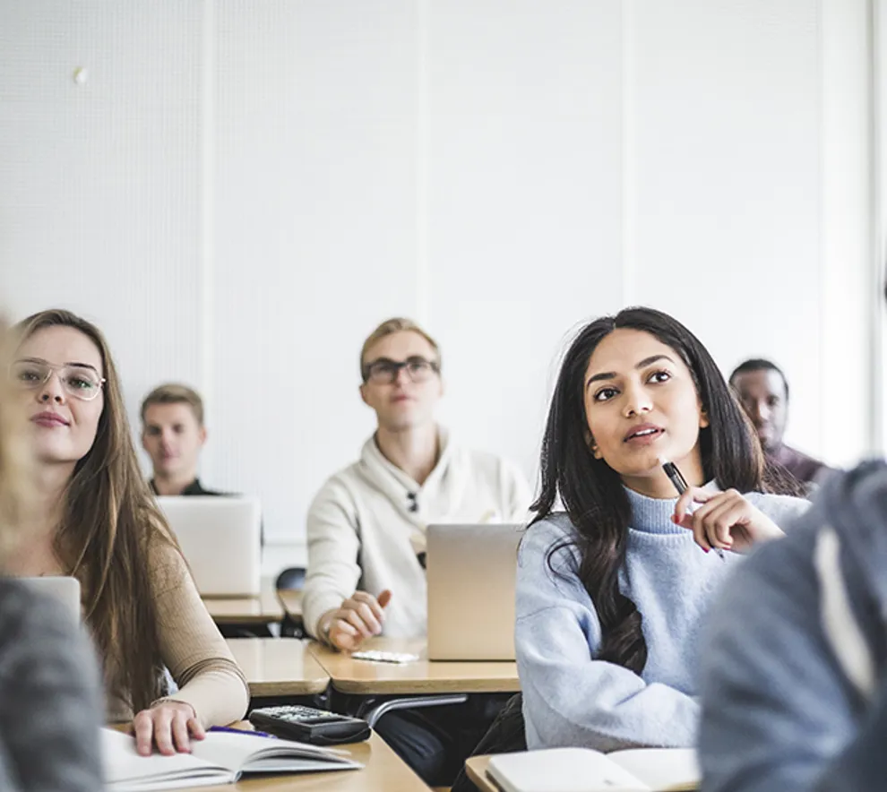 Studenter som følger med i forelesningen