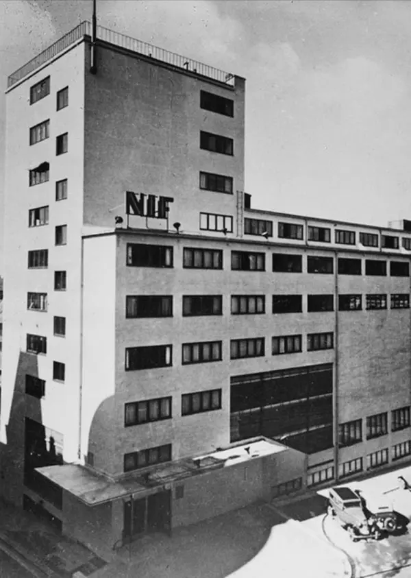 Sort hvitt-bilde av Ingeniørenes hus - med bokstavene N I F synlige på fasaden