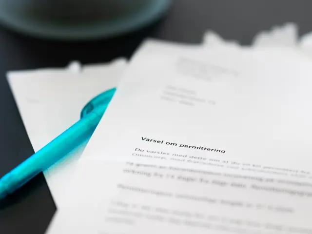 Nærbilde av en brev med teksten varsel om permittering