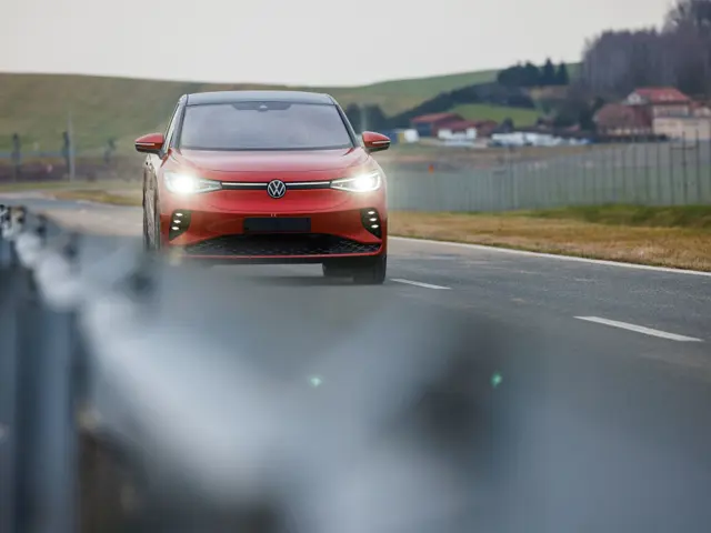 En rød el-bil på veien 