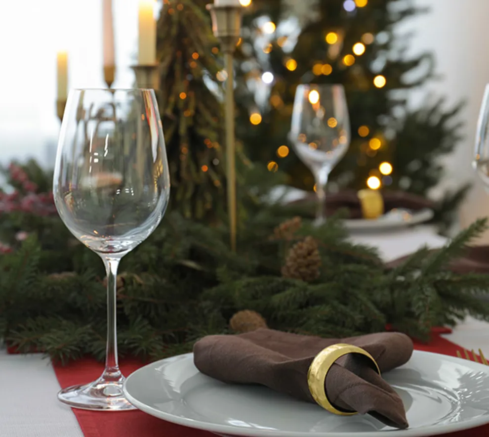 Dekket bord med juleinteriør