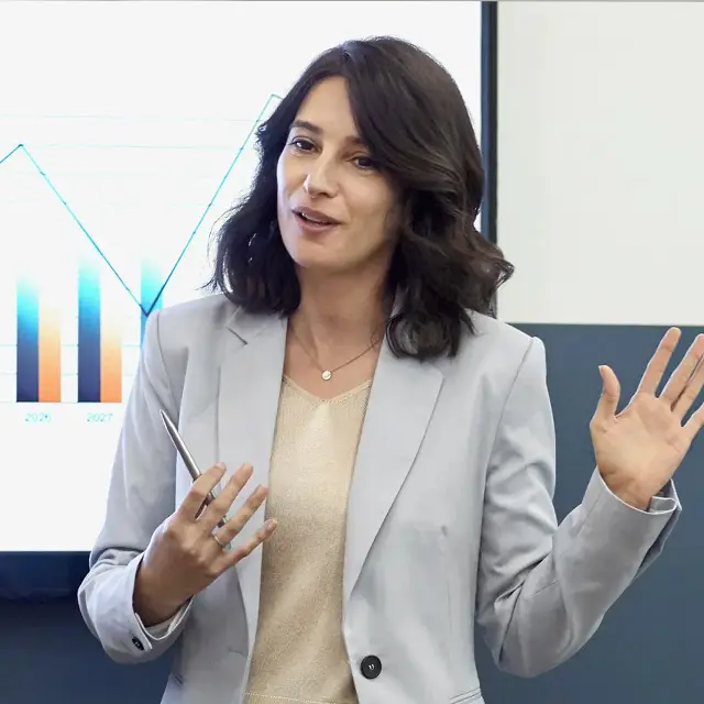 Dame som står og holder foredrag