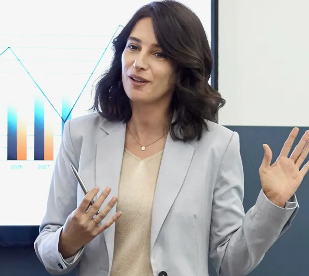 Dame som står og holder foredrag