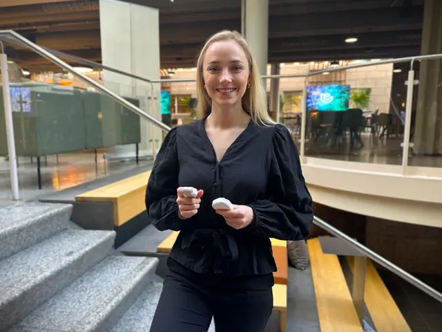 Lys blond kvinne med sorte klær i trapp