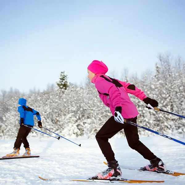 To personer som står på ski