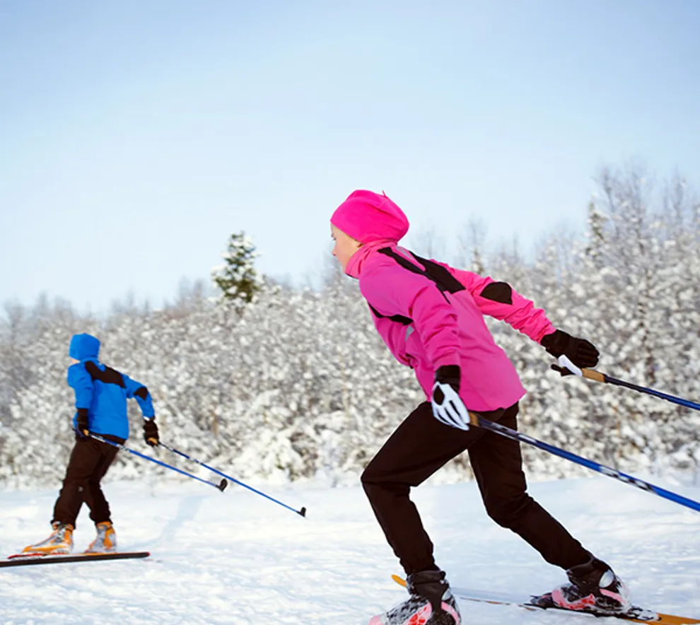 To personer som står på ski