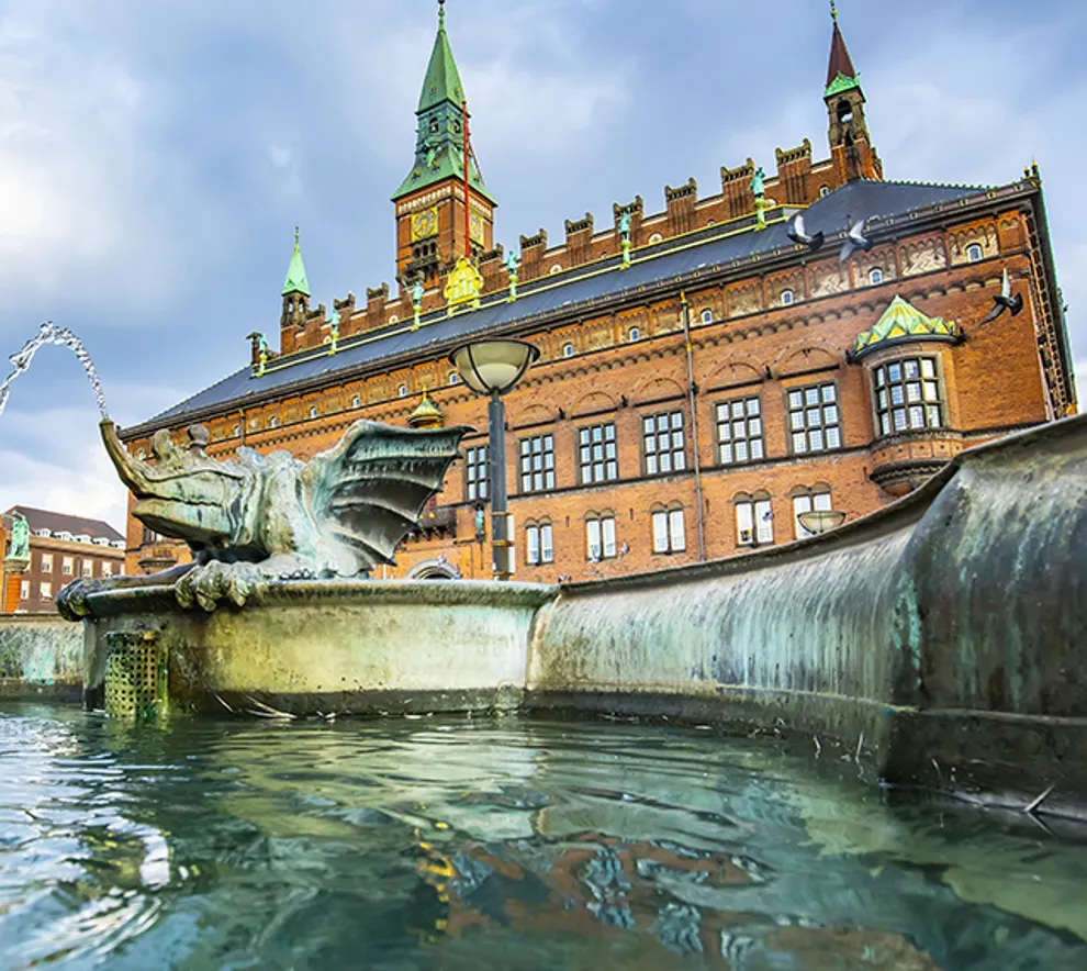 København rådhus med fontene i forgrunnen