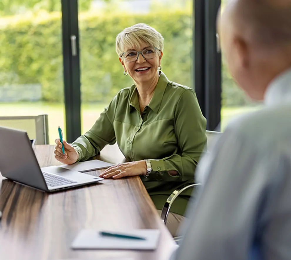 Kvinne og mann som diskuterer