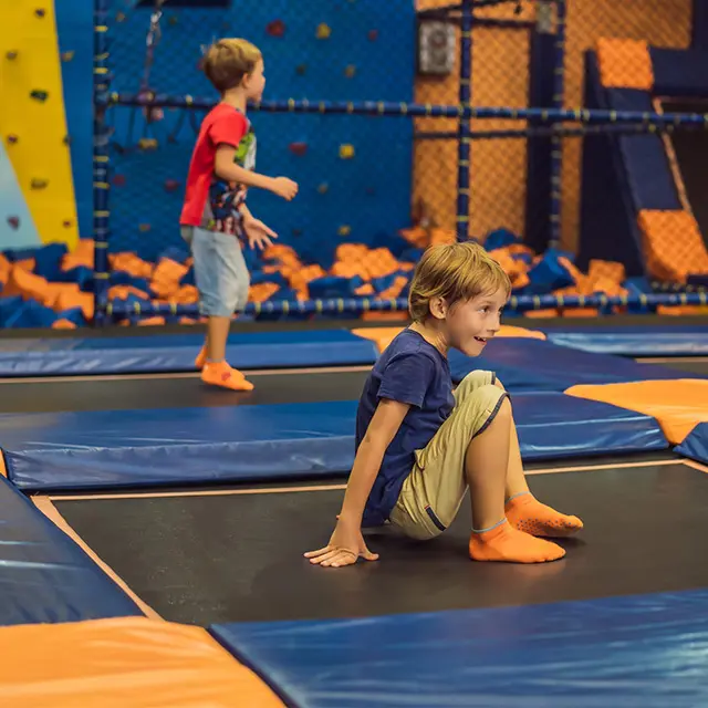 Barn som hopper på trampoline
