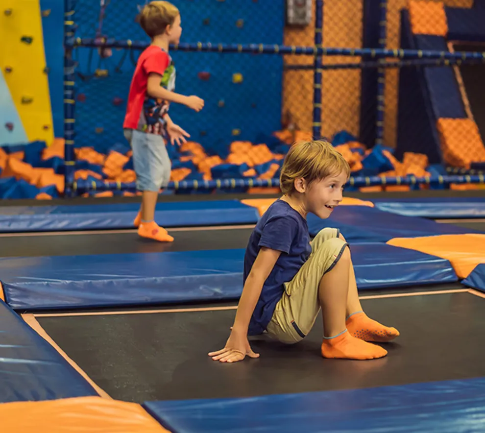 Barn som hopper på trampoline