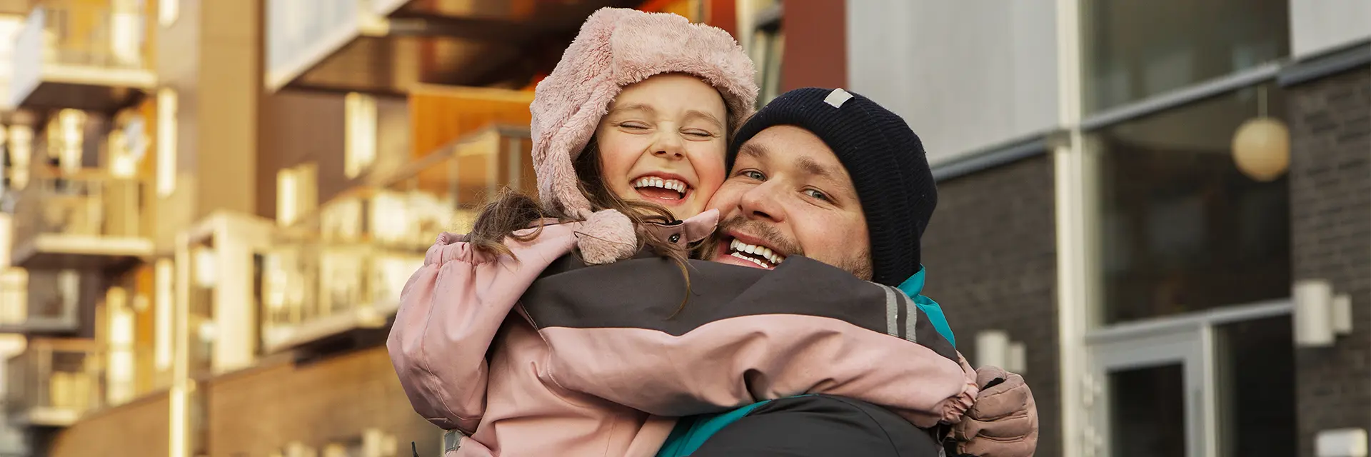 Far og datter klemmer hverandre