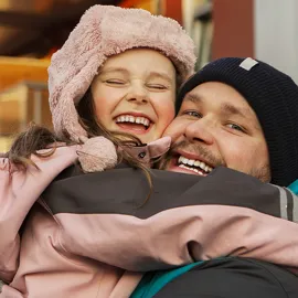 Far og datter klemmer hverandre