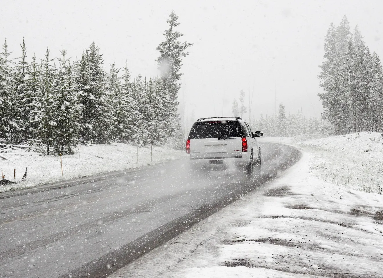 Illustrasjonsbilde av en hvit SUV-bil som kjører gjennom vinterlandskap