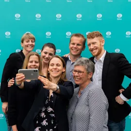 Bilde av hovedstyret i Tekna smilende rett etter de var nyvalgt på R-møtet i 2019