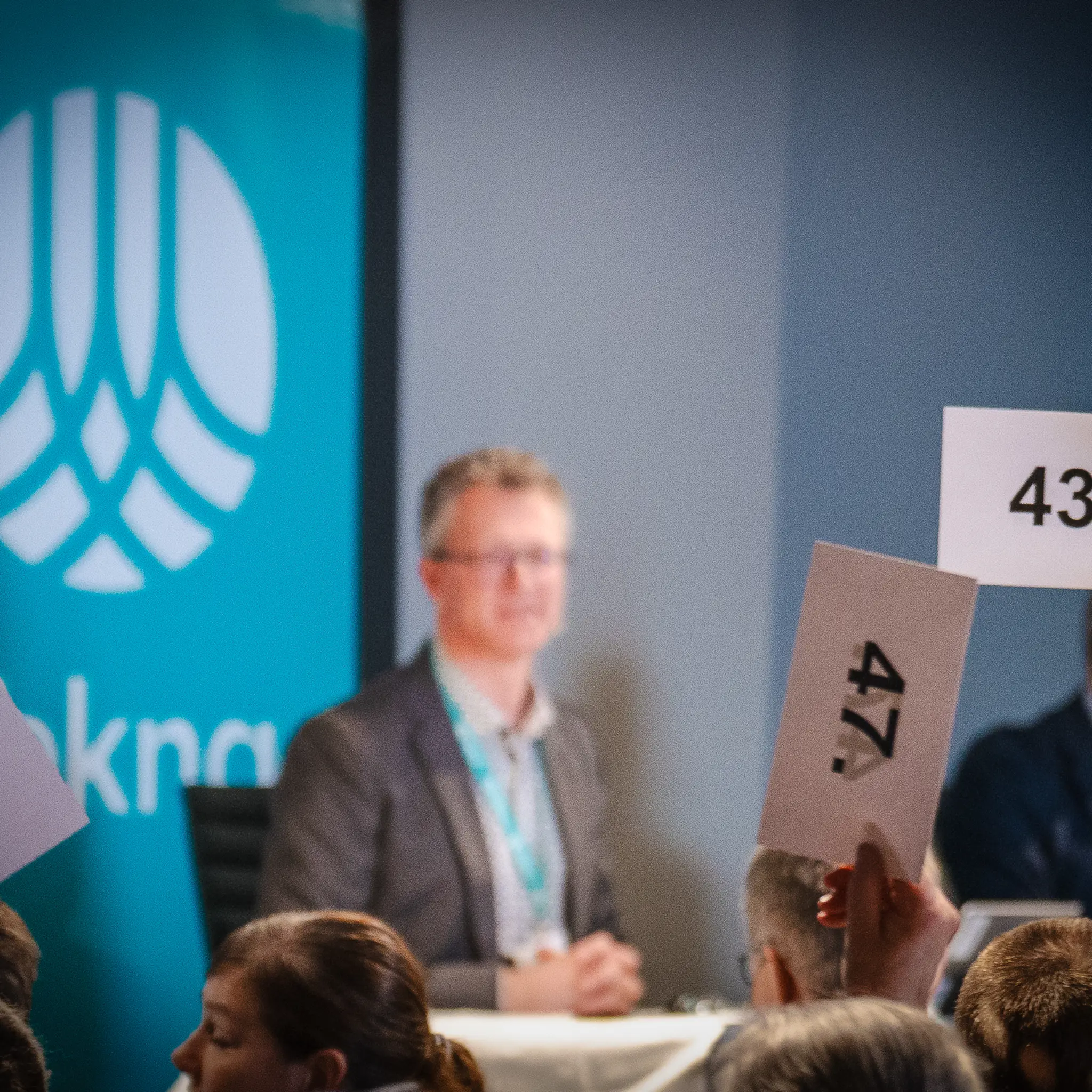 Hender som holder opp lapper med tall på