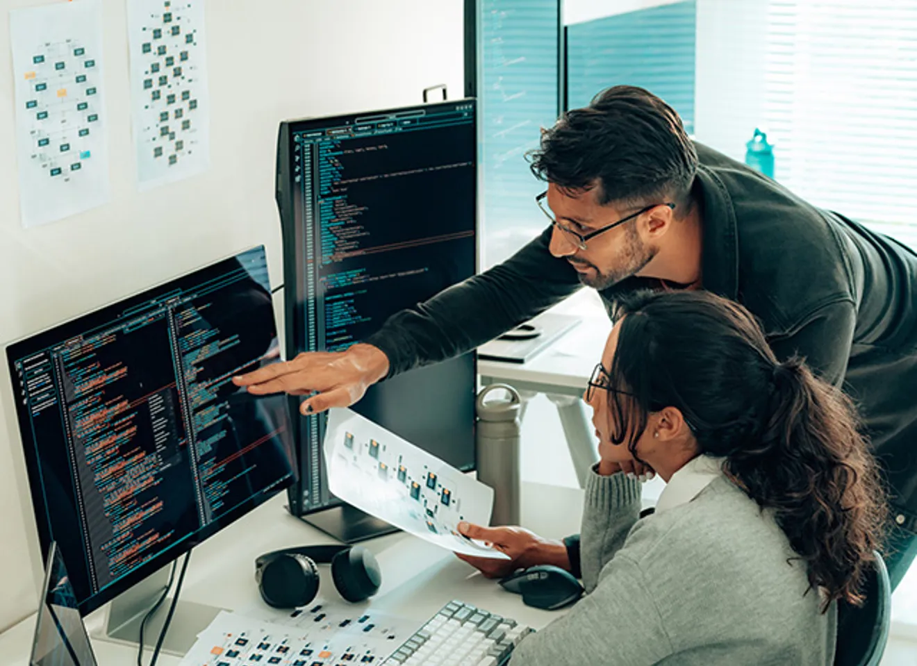 Mann og kvinne som jobber med koding