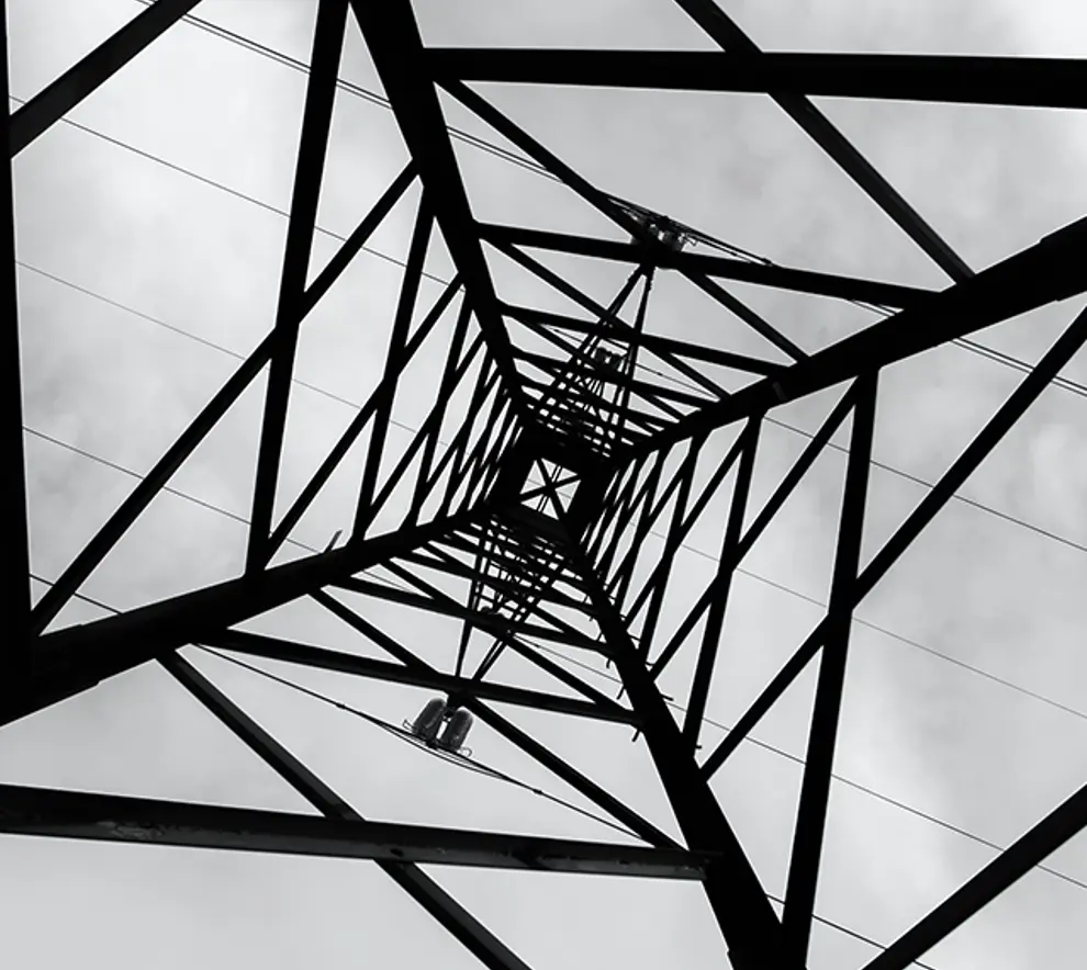 Bilde av en strøm-mast fra "innsiden"