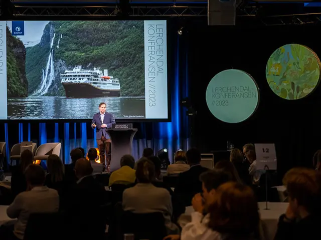 Person på scenen på Lerchendalskonferansen 