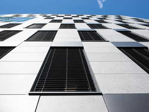 Fasade-med-utvendige-persienner-og-a&#8211;pne-vinduer