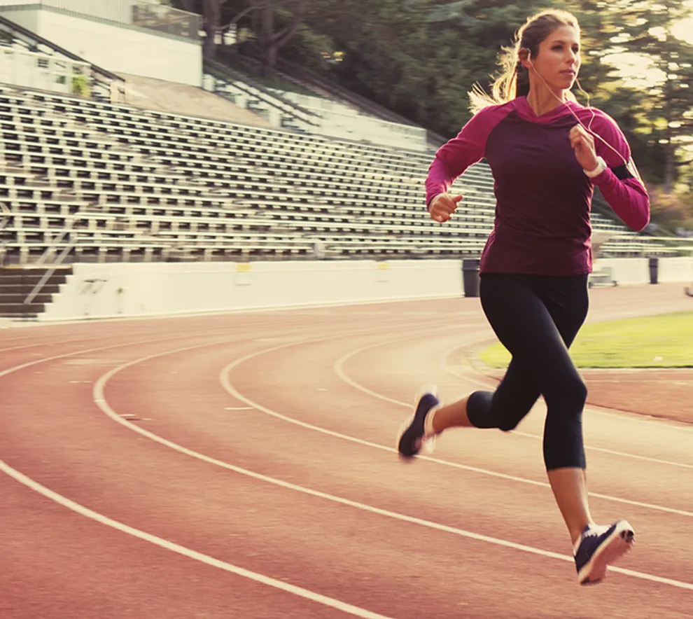 En kvinne som løper på løpebane