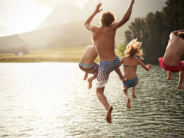 barn hopper i vannet