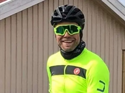 Anders Lifjeld med solbrille og sykkelhjelm