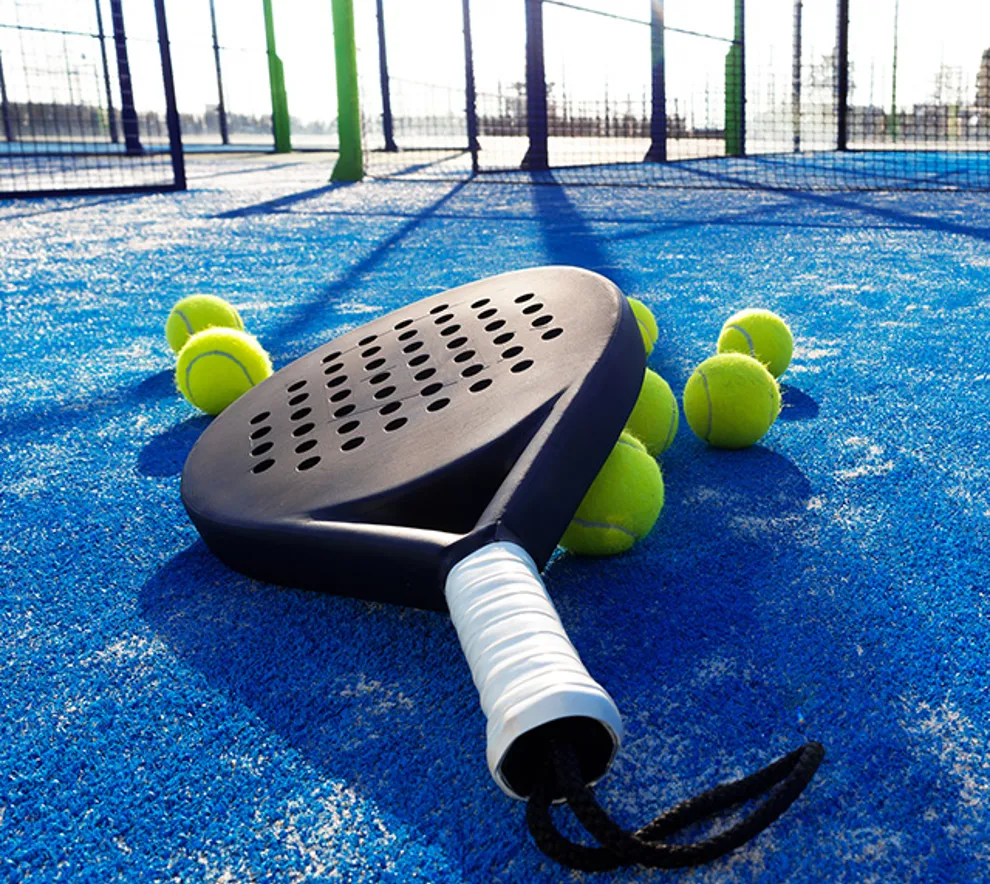 Padeltennis racket og baller på padelbane