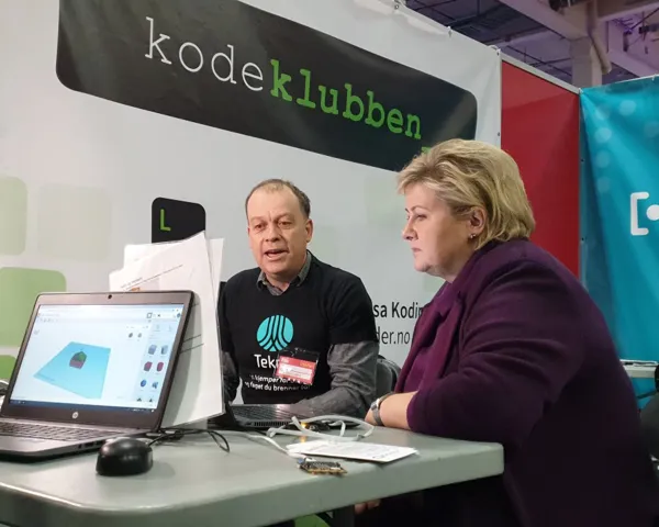 Erna Solberg og Torbjørn Skauli foran en laptop