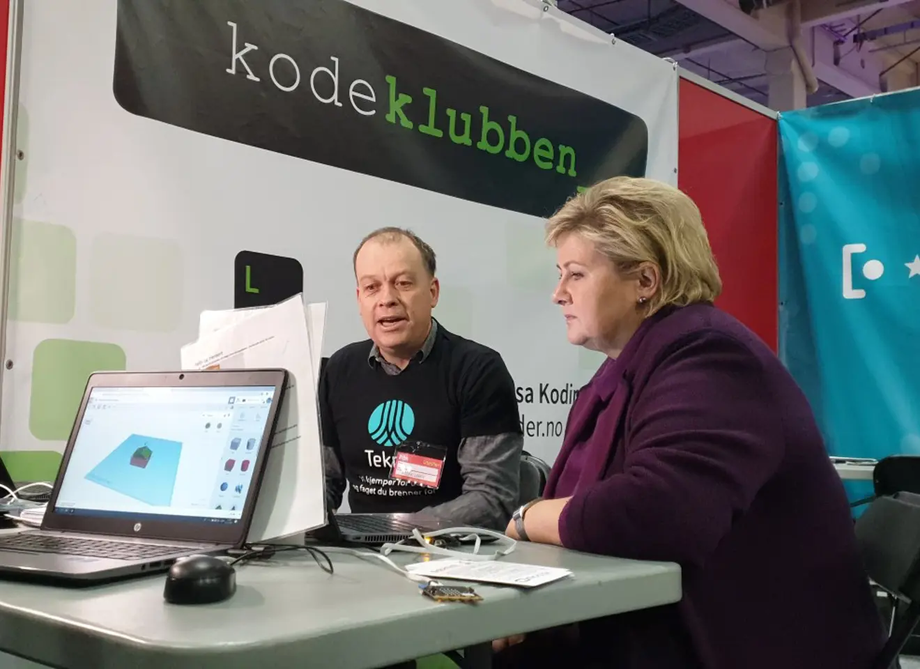 Erna Solberg og Torbjørn Skauli foran en laptop
