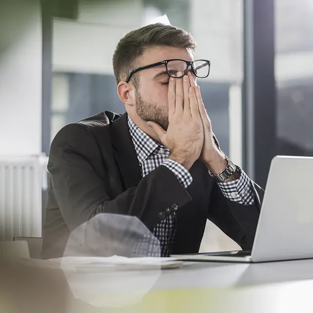 Stresset mann på jobb