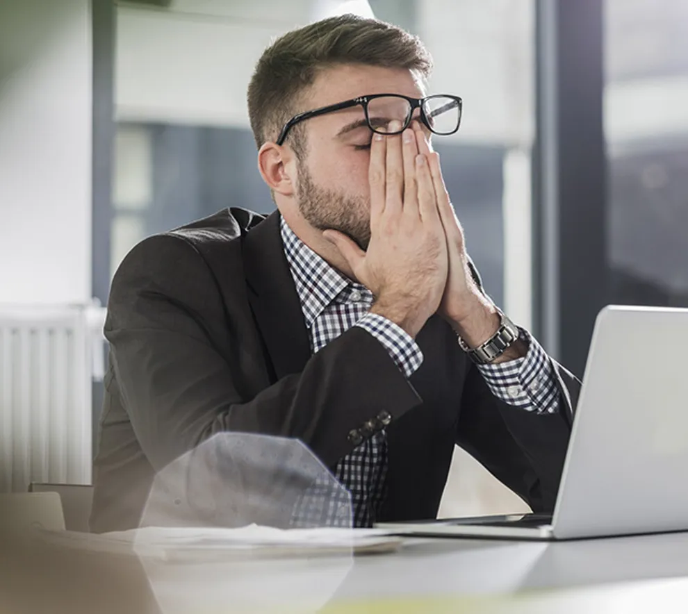 Stresset mann på jobb