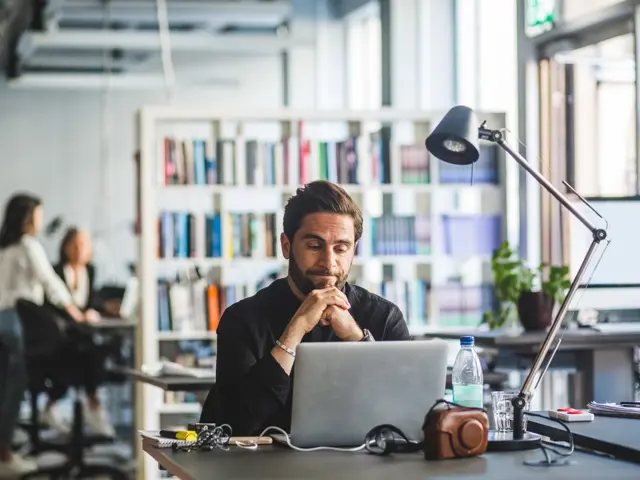 Ser frustrert og oppgitt inn i PCskjermen