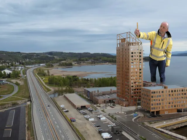 Manipulert bilde av en gigantisk Rune Abrahamsen som står ved siden av Mjøstårnet med et målebånd